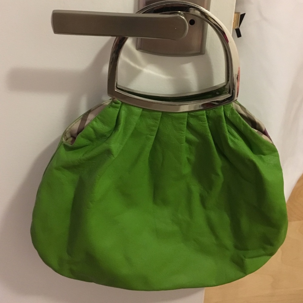 **Pleated green leather bag with silver metal handles